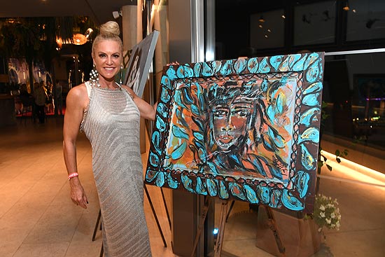 Christine Neubauer mit selbst gemalten Bildern "Remus Lifestyle Night" im Iberostar Selection Llaut Palma Hotel (Rooftop) in Palma auf der Insel Mallorca in Spanien am 01.08.2019 Foto: BrauerPhotos / J.Reetz